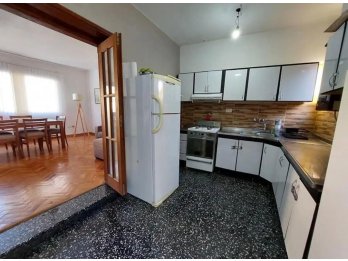 Particular Vende Casa en Planta Alta- Pleno Centro -