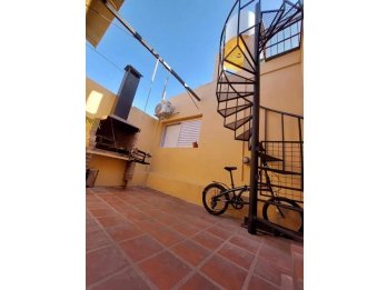 Particular Vende Casa en Planta Alta- Pleno Centro -