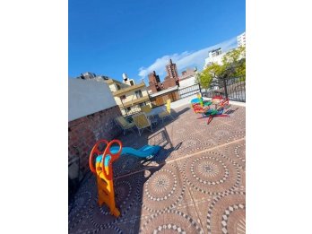Particular Vende Casa en Planta Alta- Pleno Centro -