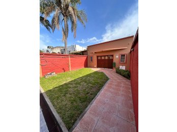 HERMOSA CASA EN ZONA EX HIPODROMO, CALLE 3 DE FEBRERO.