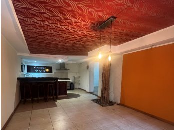 AMPLIA CASA EN ALQUILER DE 3 DOR CON ESPACIO VERDE Y PILETA