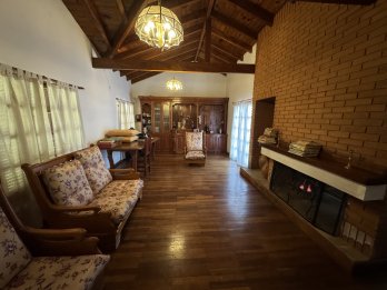 SE ALQUILA AMPLIA CASA