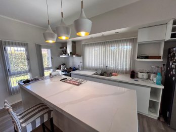 CASA PREMIUM EN ORO VERDE, PISCINA Y JARDIN VERDE. EXCELENTE
