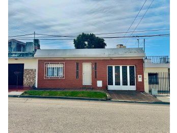 VENTA CASA 2 DORMITORIOS Y COCHERA BARRIO SANTA LUCIA