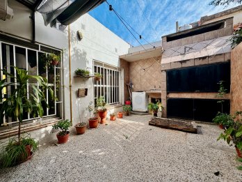 VENTA CASA 2 DORMITORIOS CON COCHERA BARRIO SANTA LUCIA
