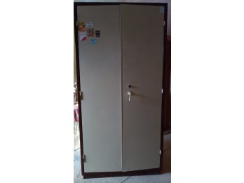 Armario metálico con caja de seguridad incluida