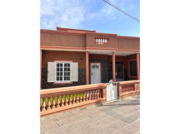 CASA + DEPTO  EN PARANÁ, CALLE 3 DE FEBRERO ZONA HIPODROMO.