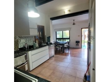 VENDO LINDA y AMPLIA CASA 3DORM - CALLE VILLAGUAY