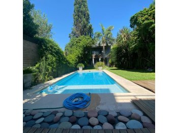 VENDO LINDA y AMPLIA CASA 3DORM - CALLE VILLAGUAY