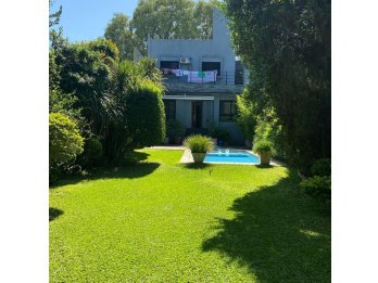 VENDO LINDA y AMPLIA CASA 3DORM - CALLE VILLAGUAY
