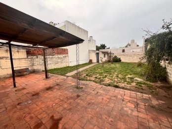 Se vende casa de 3 habitaciones en zona Alvarado y Ejército