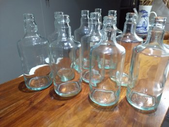 VENDO 30 BOTELLAS DE 700cc TRANSPARENTES