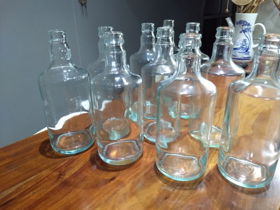 VENDO 30 BOTELLAS DE 700cc TRANSPARENTES