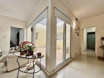VENTA CASA 3 DORMITORIOS, COCHERA Y PATIO CALLE LOS ROBLES