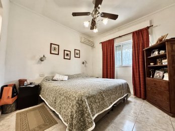 VENTA CASA 3 DORMITORIOS, COCHERA Y PATIO CALLE LOS ROBLES