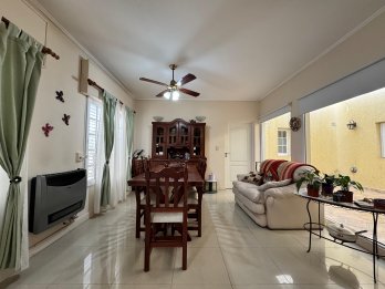 VENTA CASA 3 DORMITORIOS, COCHERA Y PATIO CALLE LOS ROBLES