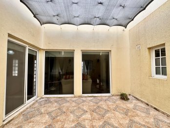 VENTA CASA 3 DORMITORIOS, COCHERA Y PATIO CALLE LOS ROBLES