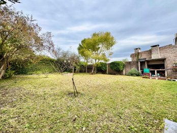 VENTA CASA 3 DORMITORIOS, COCHERA Y PATIO CALLE LOS ROBLES