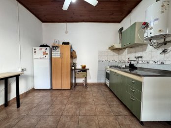 VENTA CASA DOS DORMITORIOS Y COCHERA EN SANTA LUCIA
