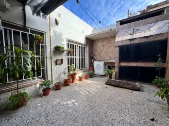 VENTA CASA DOS DORMITORIOS Y COCHERA EN SANTA LUCIA