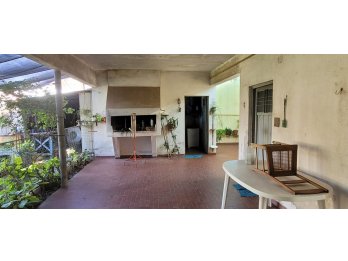 Vendo casa 3/dorm, 8 coch y fondo c/3 Febreroa mts de Almafuerte