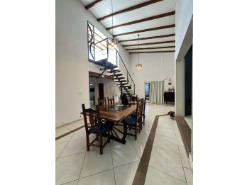 CASA EN VENTA CON GRAN TERRENO - ZONA LA TOMA.