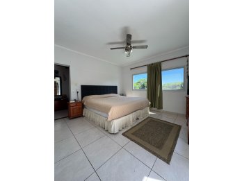 CASA EN VENTA CON GRAN TERRENO - ZONA LA TOMA.