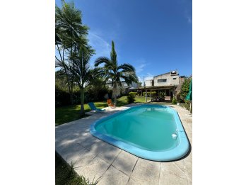CASA EN VENTA CON GRAN TERRENO - ZONA LA TOMA.