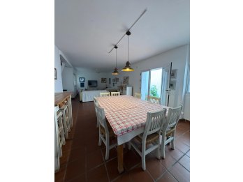 VENDO AMPLIA CASA ZONA CENTRO - SAN JUAN Y URUGUAY
