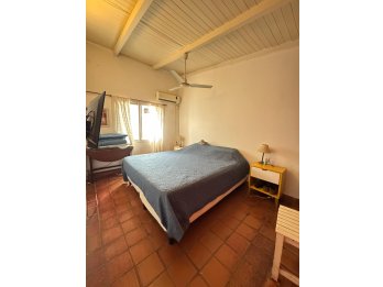 VENDO AMPLIA CASA ZONA CENTRO - SAN JUAN Y URUGUAY