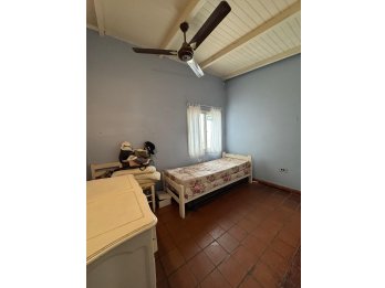 VENDO AMPLIA CASA ZONA CENTRO - SAN JUAN Y URUGUAY