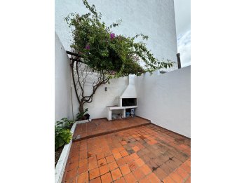 VENDO AMPLIA CASA ZONA CENTRO - SAN JUAN Y URUGUAY