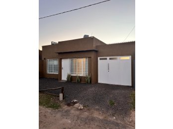 HERMOSA CASA DE 2 DORM, MODERNA, IMPECABLE, LISTA P/ HABITAR