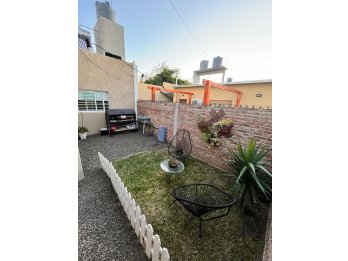 HERMOSA CASA DE 2 DORM, MODERNA, IMPECABLE, LISTA P/ HABITAR