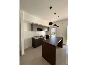 VENTA - CASA  EN AV. DE LAS AMERICAS Y L. DE LA TORRE