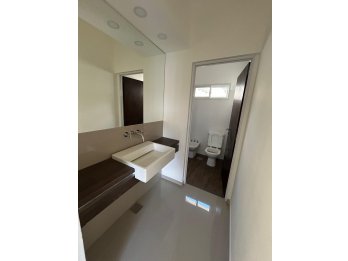VENTA - CASA  EN AV. DE LAS AMERICAS Y L. DE LA TORRE