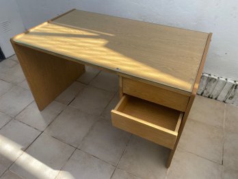 Vendo escritorio con cajones y vidrio