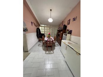 CASA 3 DORM Y COCHERA, EN BARRIO 