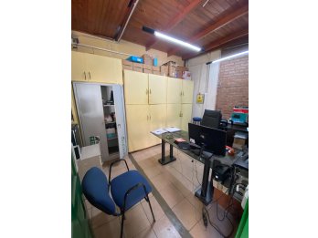 PROPIEDAD EN VENTA CASA /DOS LOCALES