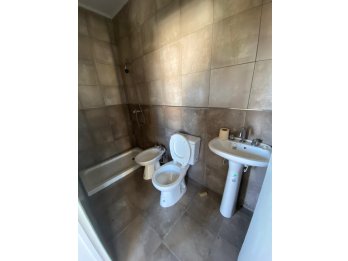 PROPIEDAD EN VENTA CASA /DOS LOCALES