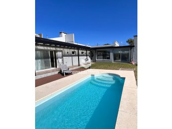 CASA PREMIUM EN ORO VERDE, 1 DORM, AMPLIO FONDO Y PISCINA.