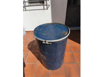 VENDO TACHO DE 200 LITROS METALICO CON TAPA– BUEN ESTADO