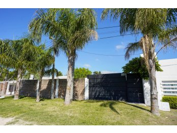 EN VENTA SALON CON PISCINA ZONA LA TOMA