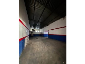 Amplio local comercial, con frente vidriado y doble ingreso
