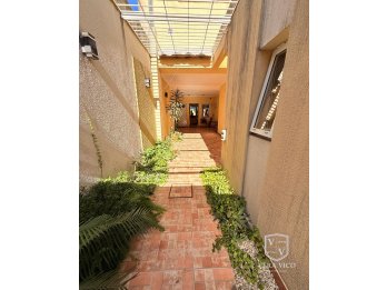 EN VENTA! - CASA DE CATEGORÍA EN ZONA RESIDENCIAL