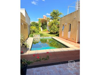 EN VENTA! - CASA DE CATEGORÍA EN ZONA RESIDENCIAL