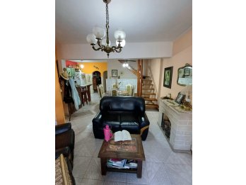 VENDO CASA Z/ PARACAO - 4 DORM - COCHERA - U$S 178.000