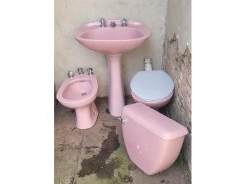 Set de baño rosa: inodoro, mochila, bidet, bacha, grifería