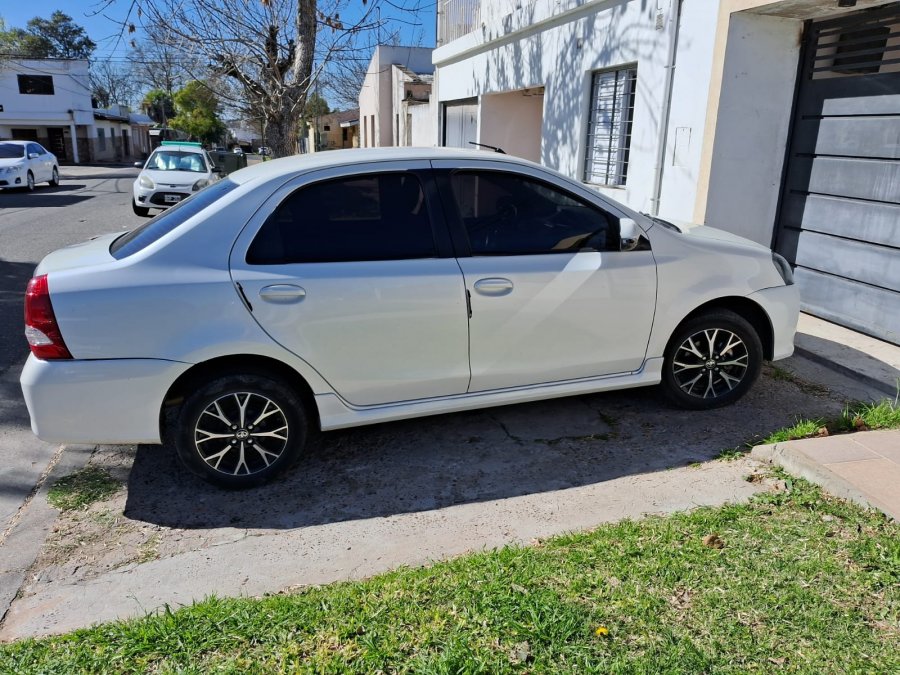 VENDO ETIOSXLS,  2018 EXCELENTE 80000KM NO PERMUTO