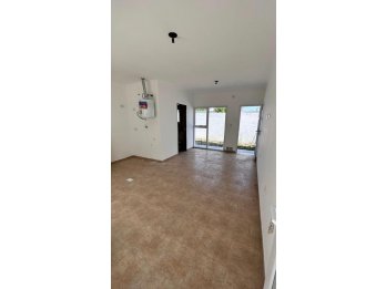 MONOAMBIENTE + COCHERA EN ORO VERDE, CON PEQUEÑO PATIO.